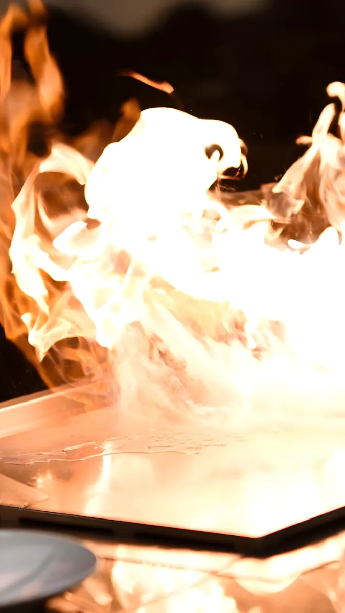 Llamas de la parrilla hibachi en Mr Sushi & Grill