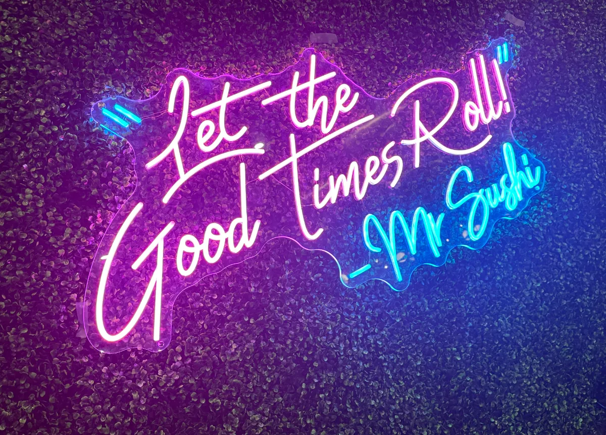 Letrero de neón Let the Good Times Roll en Mr Sushi & Grill
