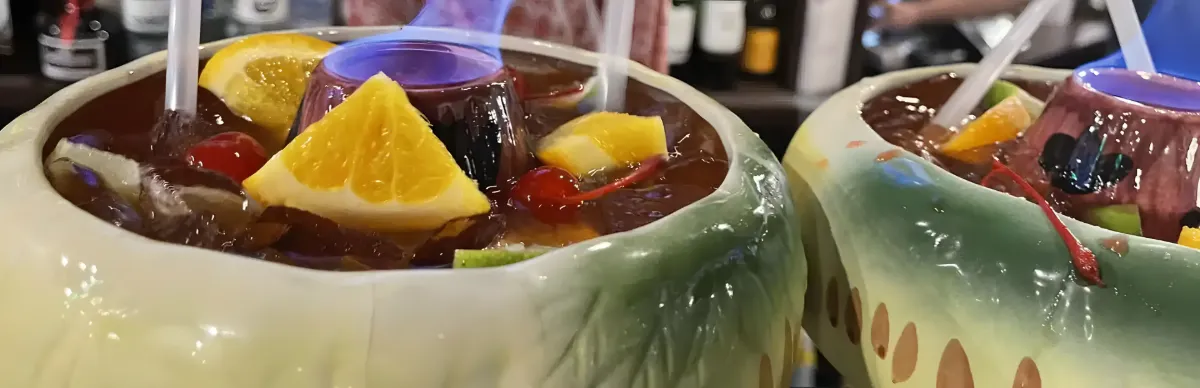 Cócteles Volcano Bowl en llamas en el bar