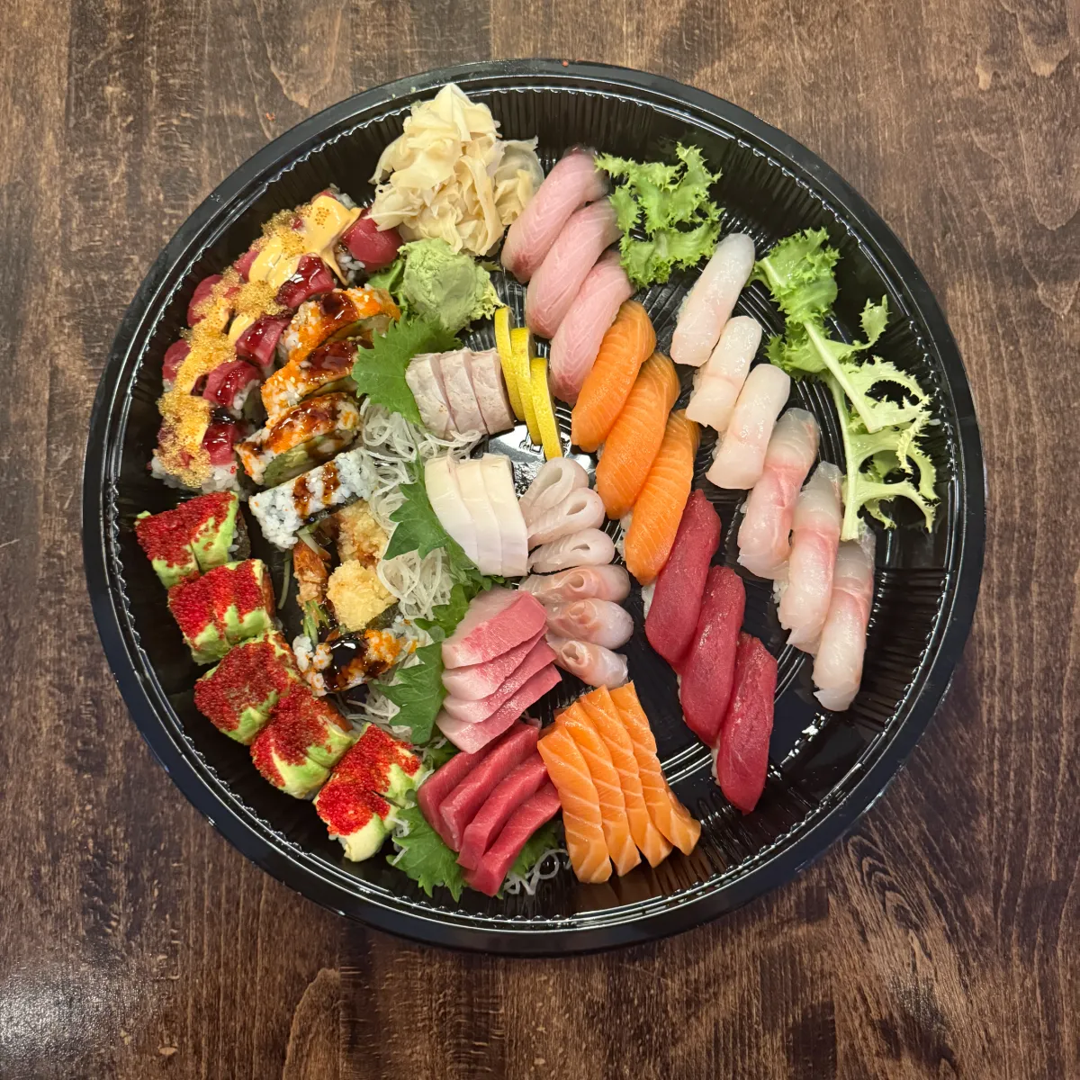 Bandeja de sushi y sashimi para fiesta